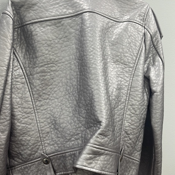 Too small - Picture 5 of 6